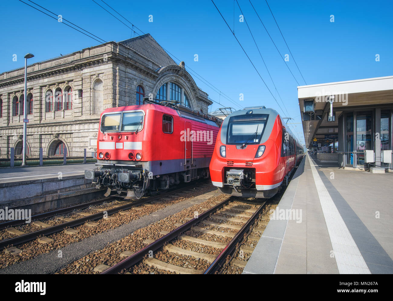 Train à grande vitesse et l'ancienne gare sur la gare au coucher du soleil. Nuremberg, Allemagne. Train intercity modernes sur le quai de la gare. L'industriel. Communautés Banque D'Images