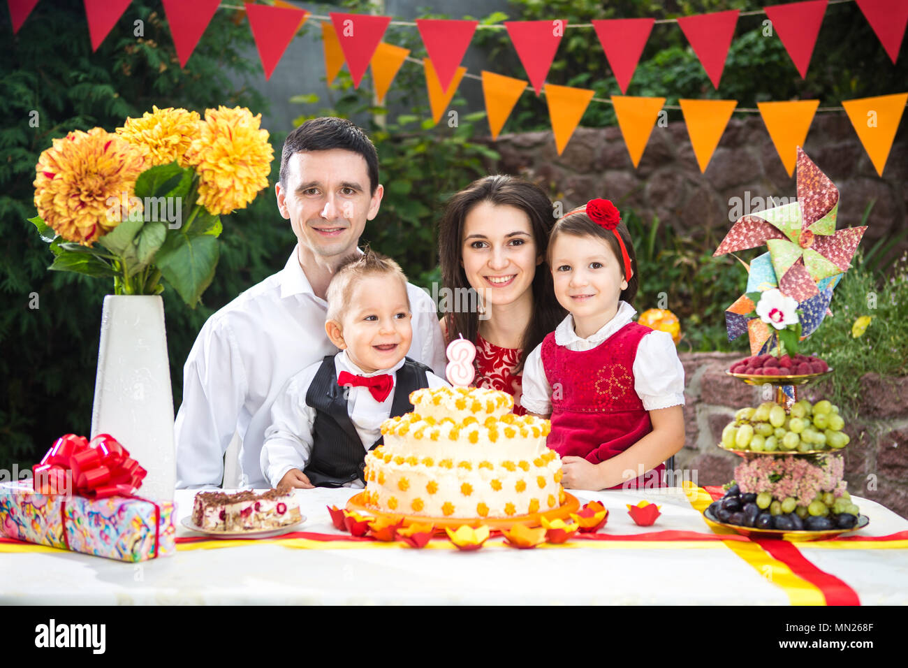 Famille De Quatre Personnes Pere Mere Fils Fille Et Celebre L Anniversaire De Sa Fille De Trois Ans Assis A Une Decoration De Fete Decoration De Table Et Un Grand Deli Photo Stock Famille De Quatre Personnes Pere Mere Fils Fille Et Celebre L Anniversaire De Sa Fille De Trois Ans Assis A Une Decoration De Fete Decoration De Table Et Un Grand Deli Photo Stock