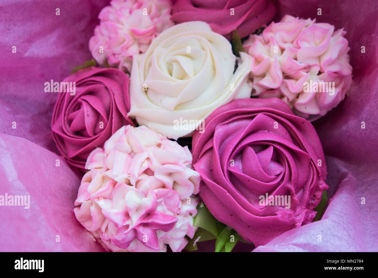 Belle Glace Rose Cupcakes Qui Ressemblent à Un Bouquet De
