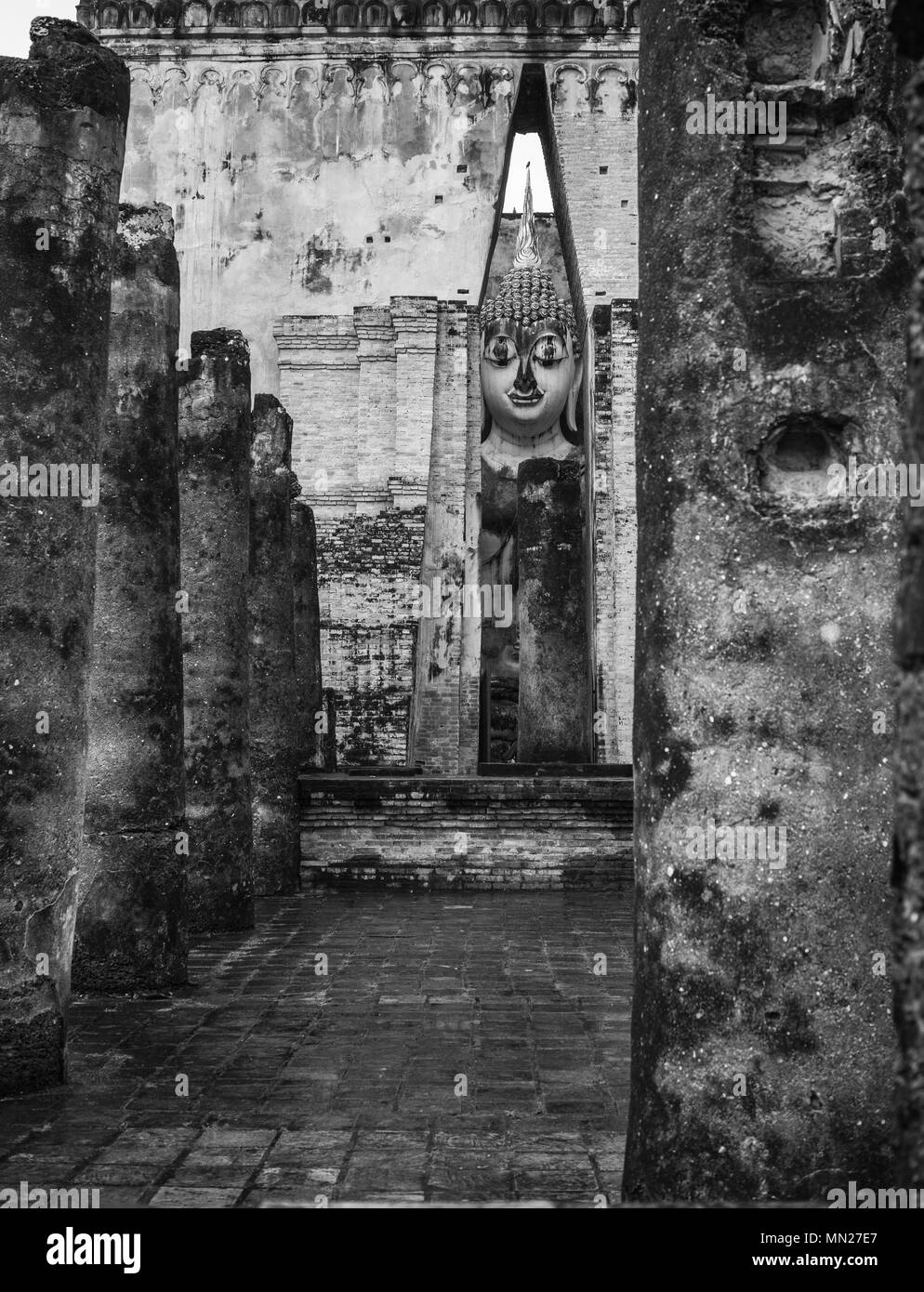 Coucher du soleil à Bouddha Debout de Sukhothai, Thaïlande Banque D'Images