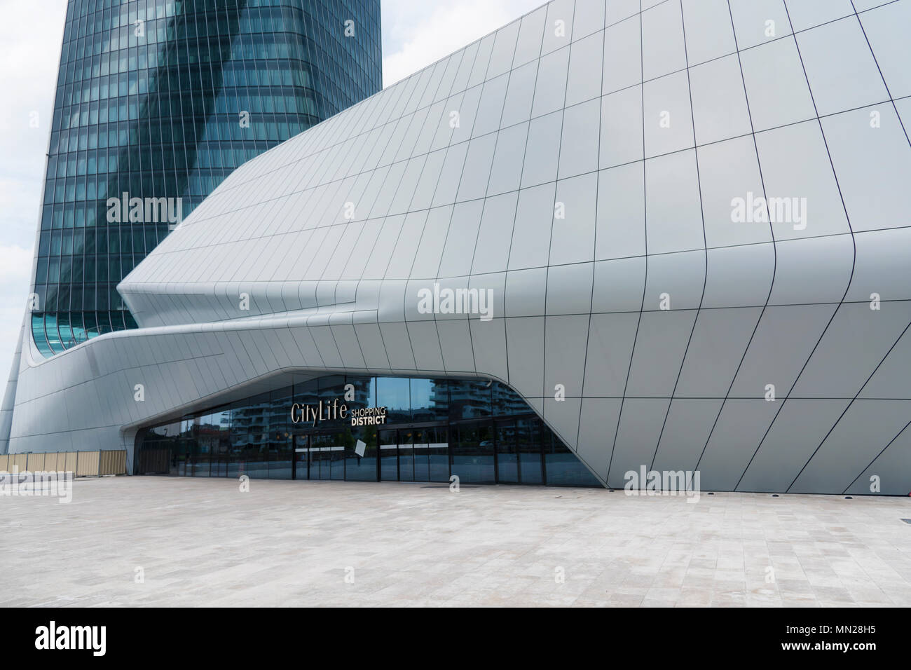 Milan, Italie - 13 mai 2018 : dans le cadre du quartier commerçant Citylife Hadid Tower. Il comprend trois zones de shopping, reliées entre elles par un passage pour pathwa Banque D'Images