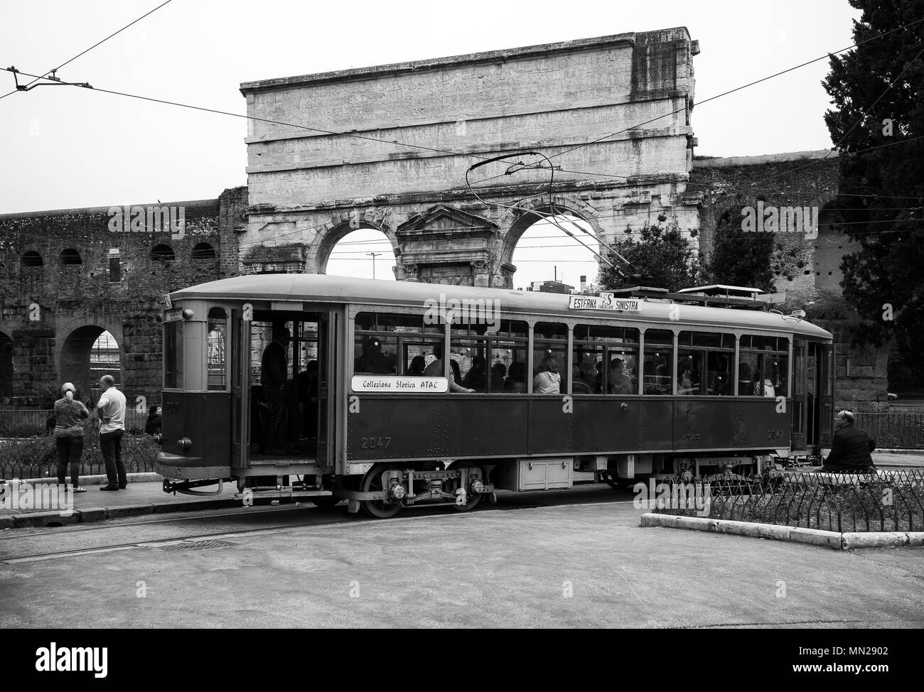 Rome,'Porta Maggiore' talie : Un vieux tram de la collection historique de l'Atac à Rome, l'attente de repartir. Banque D'Images