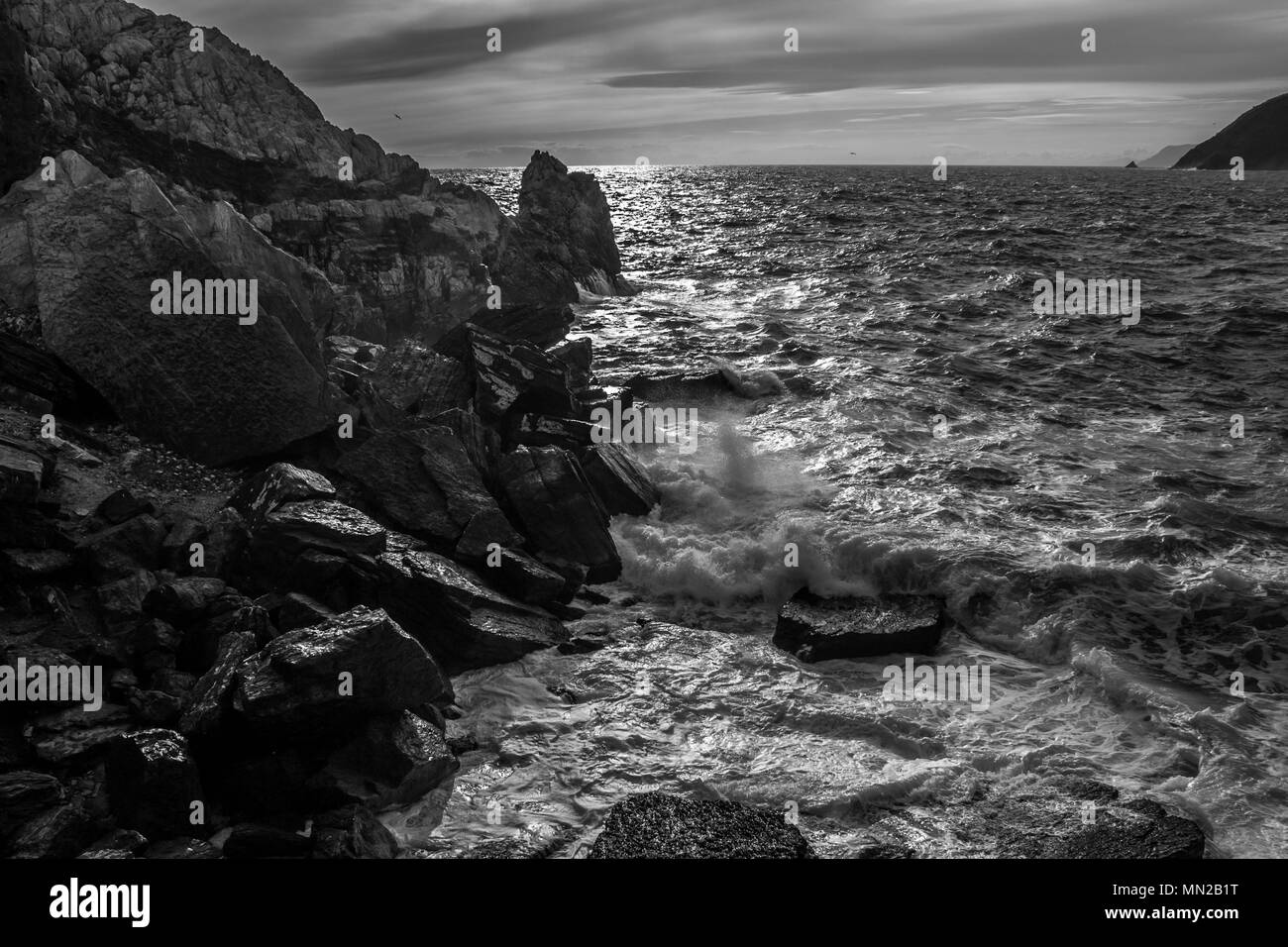 Vagues se brisant sur les rives de Portovenere, Italie Banque D'Images