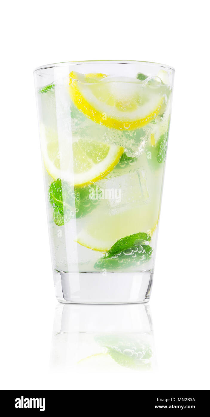 Verre de limonade froide isolated on white Banque D'Images