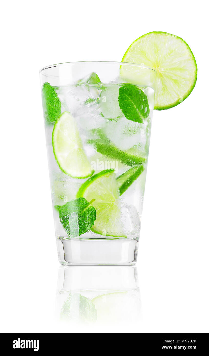 Verre de limonade froide isolated on white Banque D'Images
