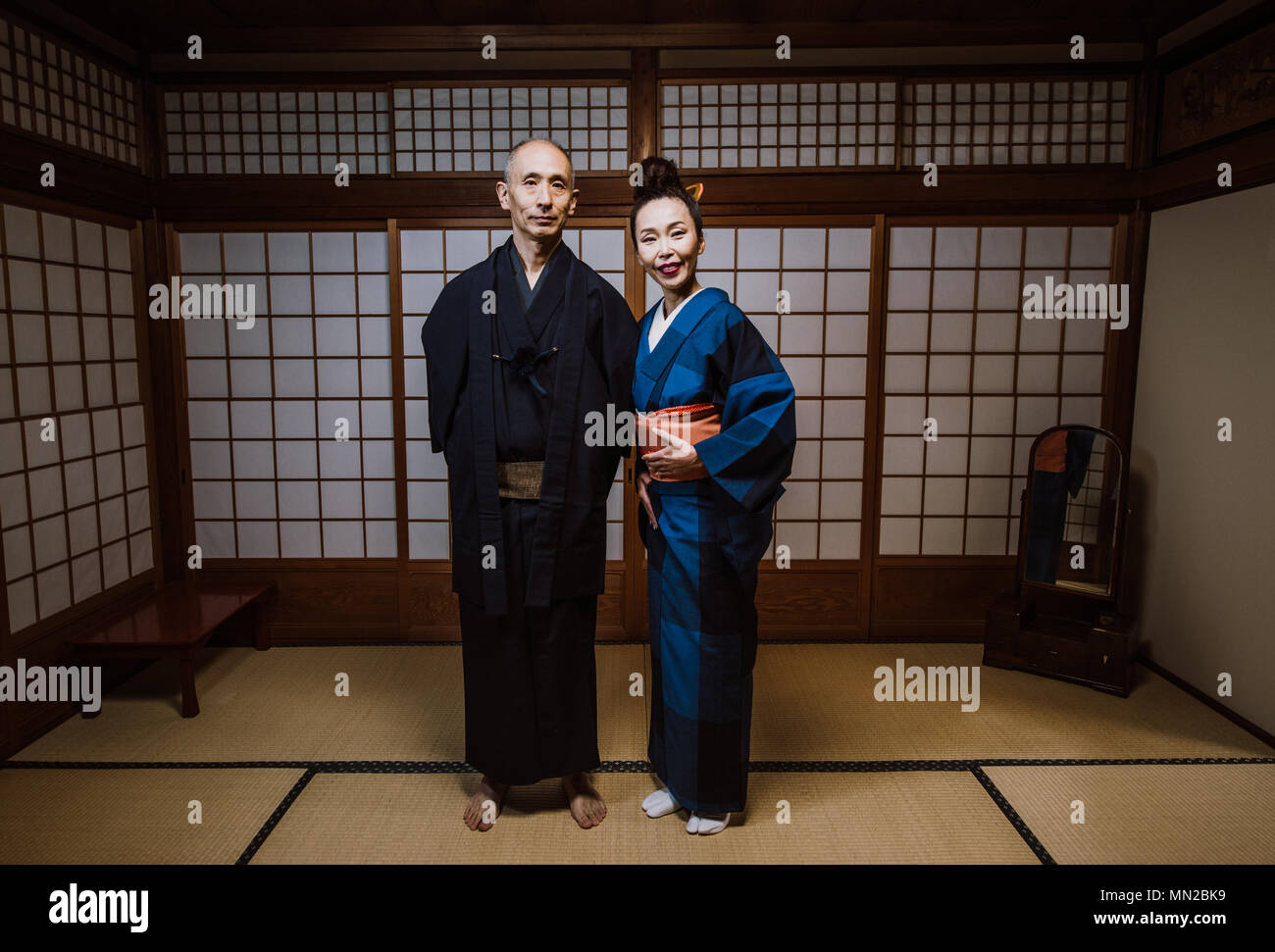 Couple japonais Senior moments dans une maison traditionnelle Banque D'Images