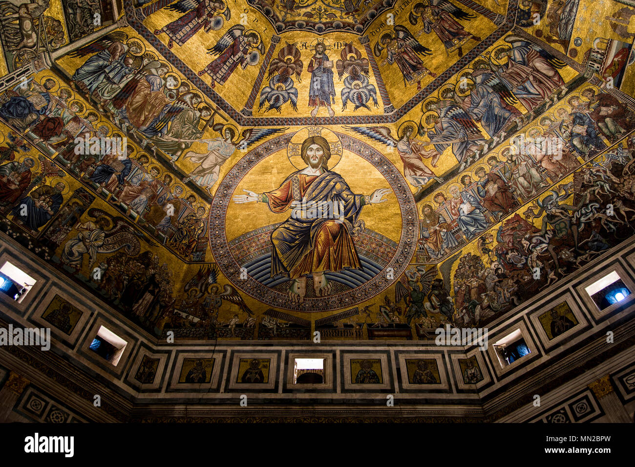 Intronisé par le Christ, Coppo di Marcovaldo, 13e siècle, coupole mosaïques au plafond, baptistère, Florence, UNESCO World Heritage Site. La toscane, italie, Euro Banque D'Images