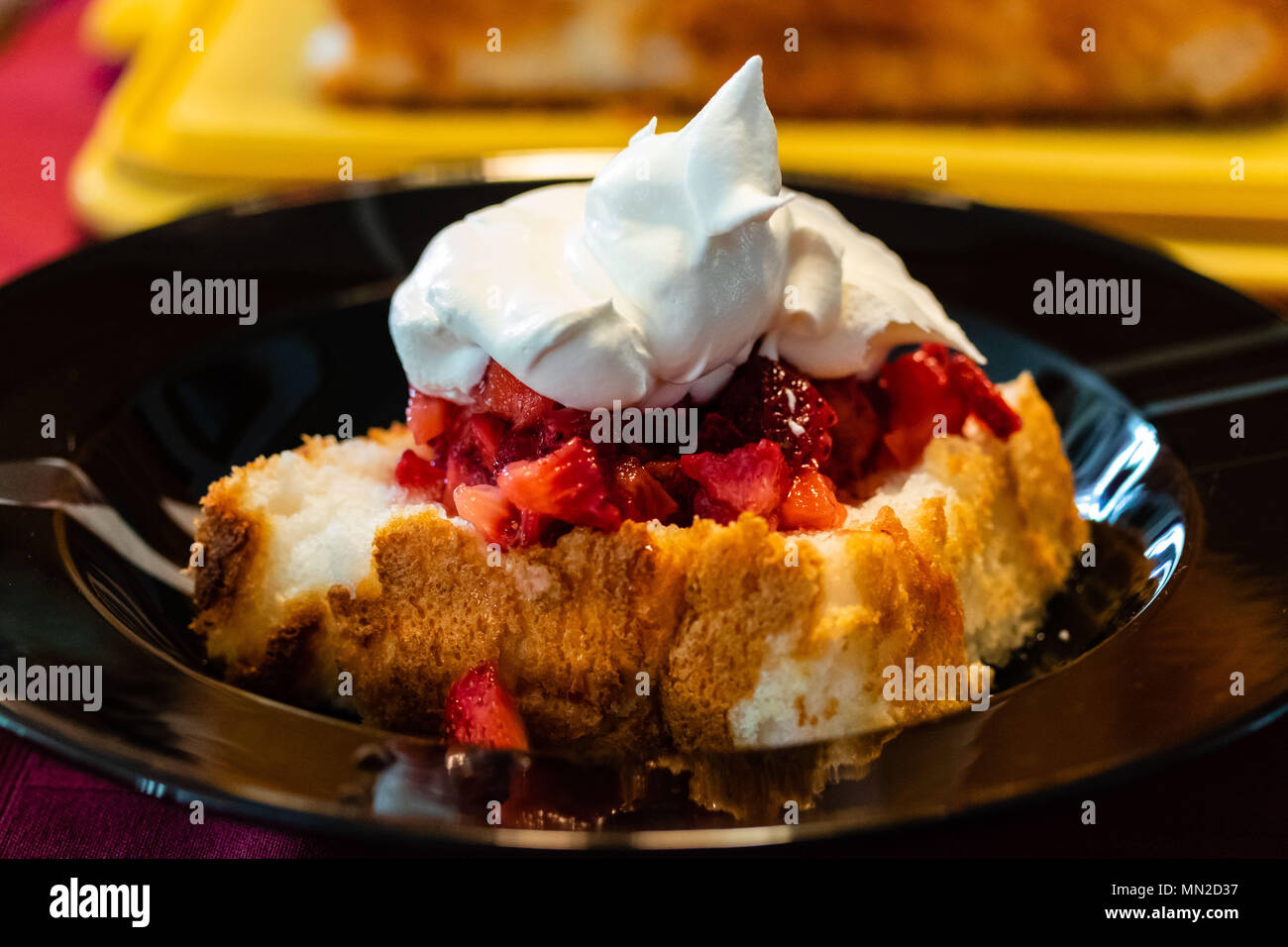 Quelques fraises et crème chantilly sur angel food cake Banque D'Images