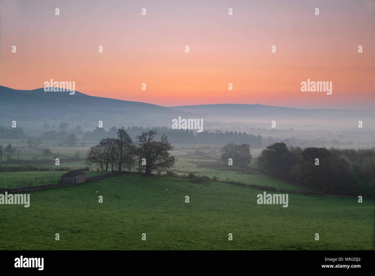 L'image d'un beau lever de soleil sur la vallée de l'espoir, Derbyshire, Angleterre, RU Banque D'Images