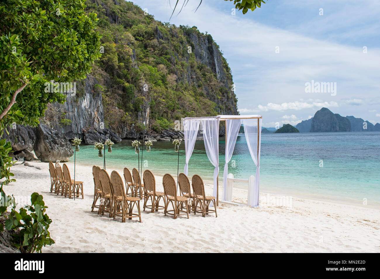 Belle cérémonie de mariage de plage par la mer. Banque D'Images