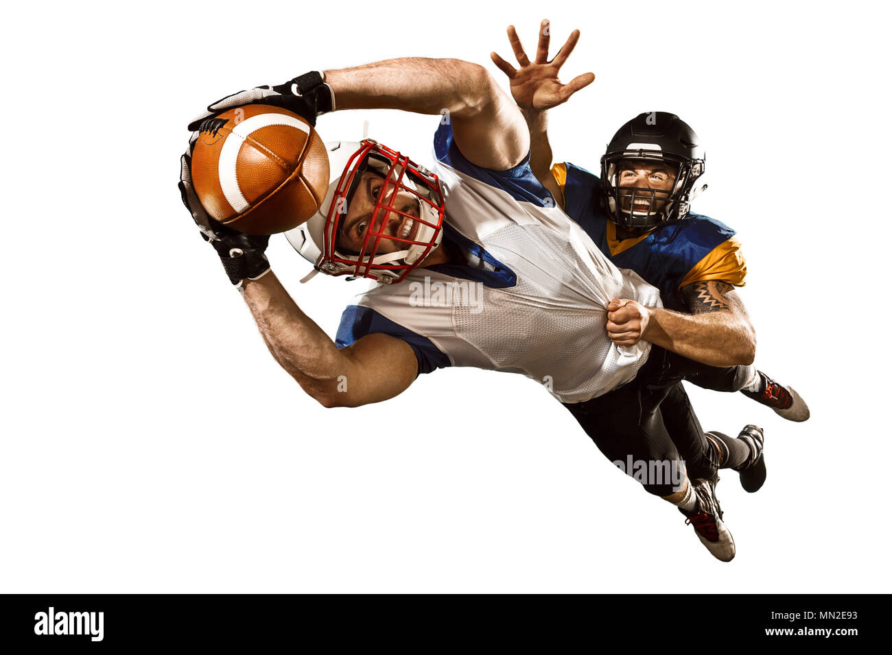 Les deux joueurs de football américain studio isolé sur fond blanc Banque D'Images