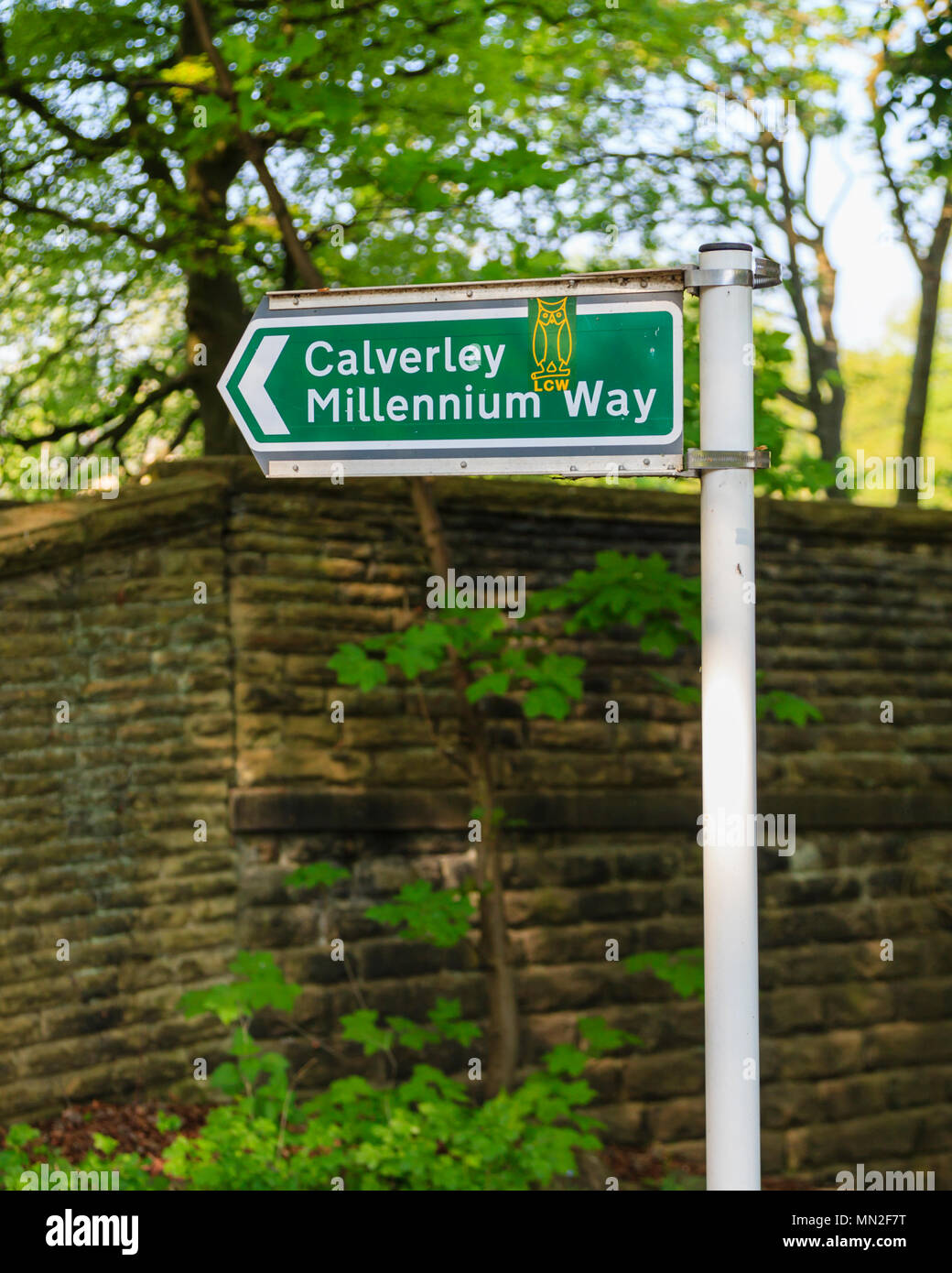 Signe pour le Millénaire Calverley Cours à Apperley Bridge, Bradford Banque D'Images