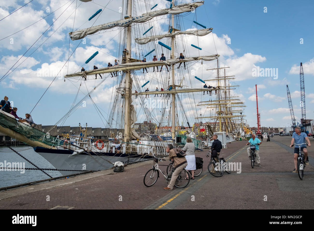 Les bateaux à voile haut Fryderyk Chopin et Sorlandet accostera au port de Scheveningen, à La Haye, aux Pays-Bas. Banque D'Images