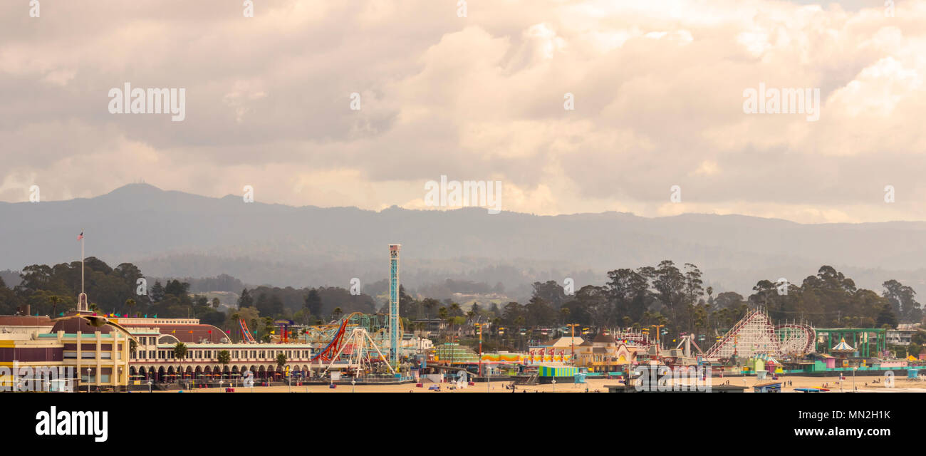 Santa Cruz Beach Boardwalk au printemps, en vue de la Santa Cruz Mountains. Le nord de la Californie, USA. Banque D'Images