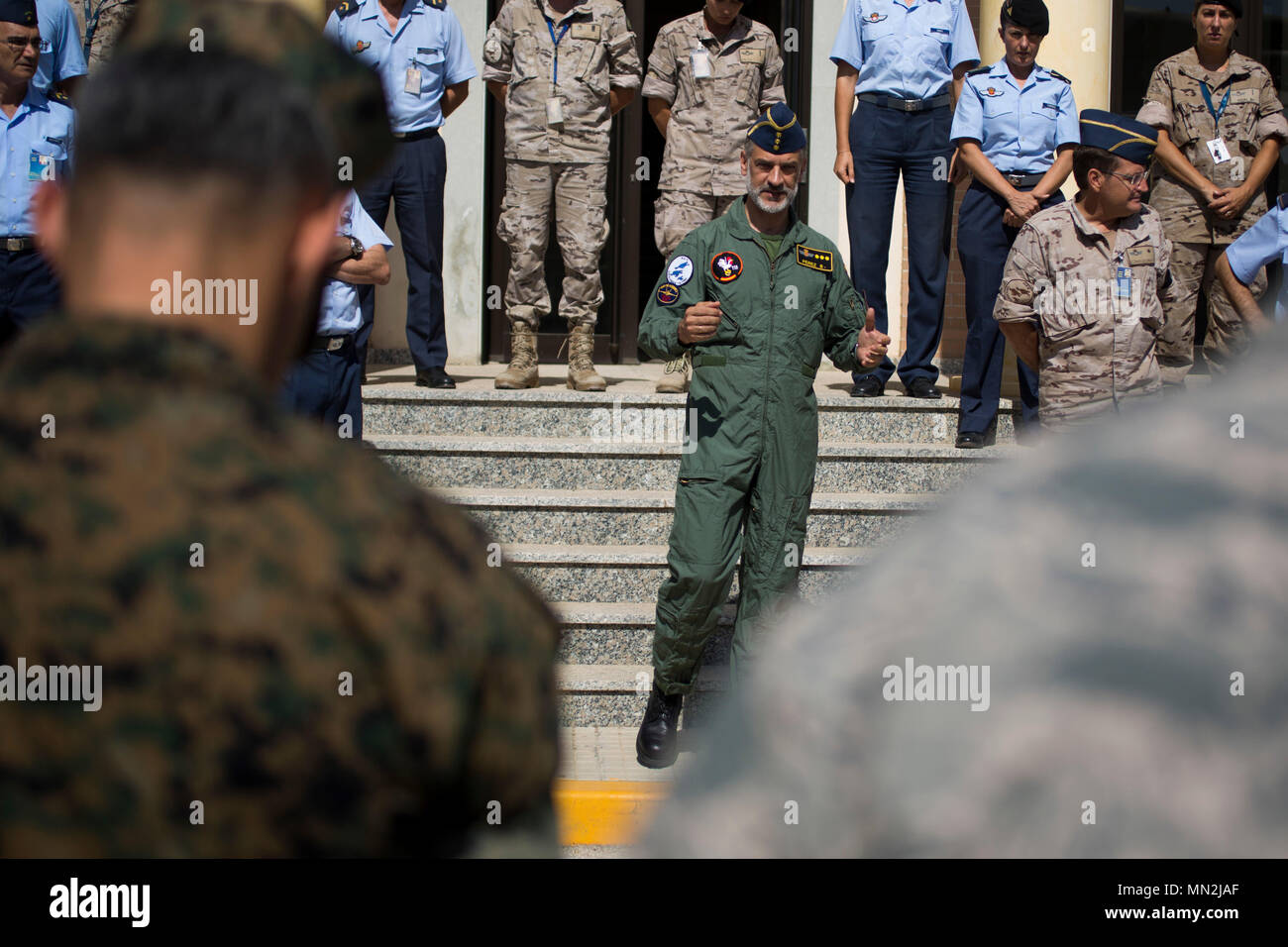 Le colonel espagnol Carlos Perez, le commandant de la Base Aérienne de Morón, parle aux membres du Corps des Marines des États-Unis affectés à des fins spéciales Groupe Force-Crisis Response-Africa les marins, aviateurs américains avec le 496e Escadron de la base aérienne, et le personnel de la Force aérienne espagnole après un moment de silence, la solidarité et le partenariat en l'honneur de ceux qui sont perdus dans l'attaque à Barcelone, en Espagne, à la base aérienne de Morón, Espagne, 18 août 2017. SPMAGTF-CR-AF déployés pour mener limited la réponse aux crises et les opérations de sécurité de théâtre en Europe et en Afrique du Nord. (U.S. Marine Corps Photo par le Cpl. Jodson B. Graves) Banque D'Images