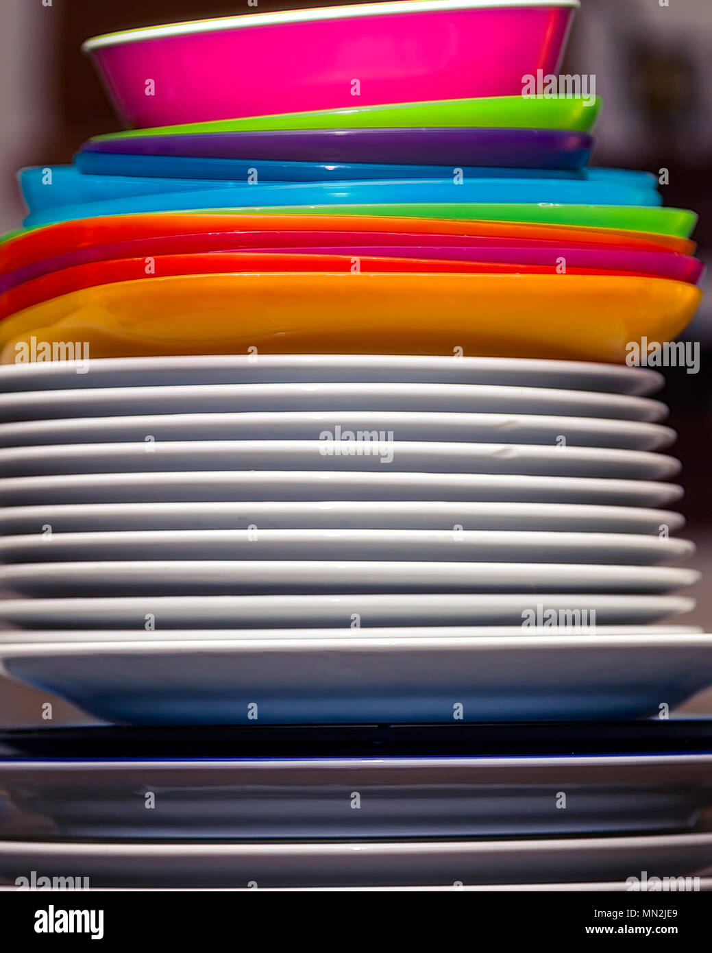 Pile de plats avec arc-en-ciel plat blanc céramique l'usure. Le point de droit. Banque D'Images