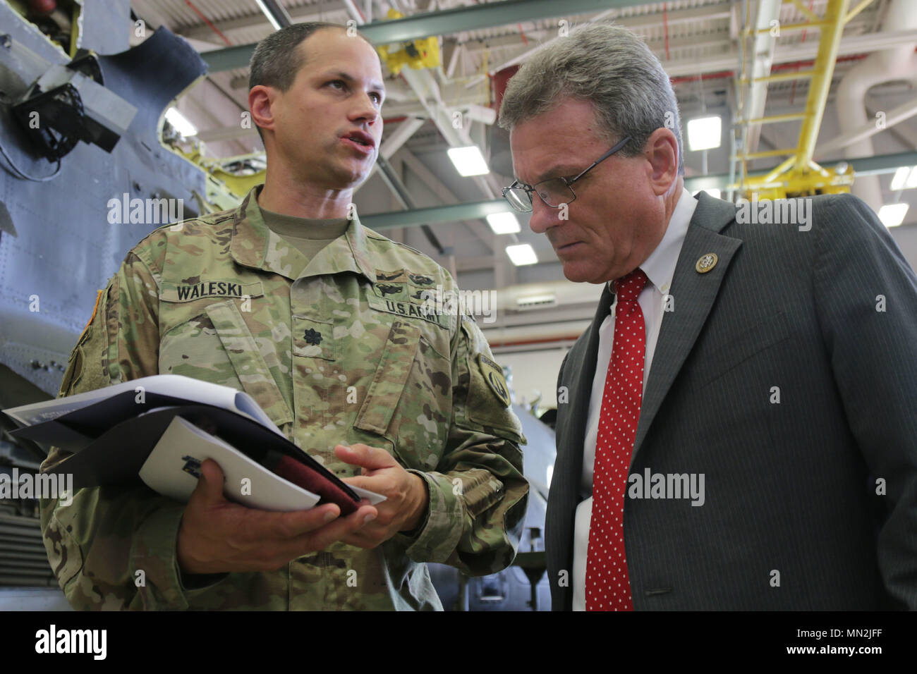 Le lieutenant-colonel Roger Waleski Jr., commandant de bataillon, 3e bataillon du 160e Régiment d'opérations spéciales d'aviation, examine l'information avec le membre du Congrès Earl L. 'Buddy' Carter, représentant américain de la Géorgie, du 1er District Task Force sur Marne et Hunter Army Airfield avion durant la visite de Carter, le 18 août 2017, à la Géorgie, HAAF. Carter a assisté à un service commémoratif, engagé avec les soldats et reçu des mémoires par avion durant sa visite. Banque D'Images