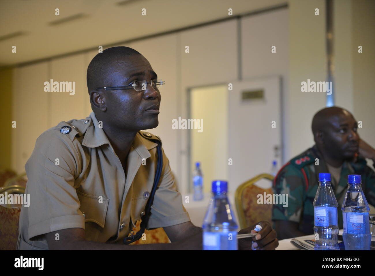 20170818-N-QH078-0059 (Août 18, 2017) - James Kadadzera, Responsable des Relations Publiques de la Police nationale, assiste à un exposé au cours de trois journées d'échange d'affaires publiques Affaires publiques entre professionnels de divers Malawi forces de sécurité et des membres de l'Afrique aux États-Unis l'équipe des affaires publiques de la commande, à l'appui de l'Afrique à l'Endeavour 2017 Umodzi Convention Centre à Lilongwe, Malawi. S'efforcer de l'Afrique est un chef supérieur annuelle et colloque communications and technology expo conçu pour développer des pratiques de communication normalisés, les multinationales de maintien de la paix et missions d'intervention en cas de catastrophe mandat Banque D'Images