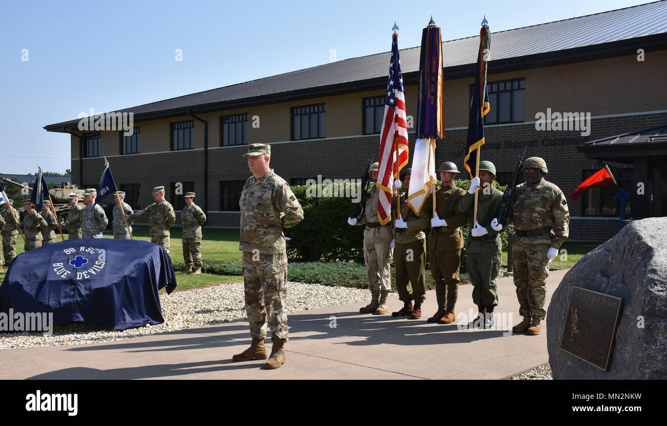 La 88e Commandement du soutien régional Blue Devil Color Guard rend honneurs au cours d'une cérémonie au siège de la RSC 88e à Fort McCoy, au Wisconsin, le 19 août, en l'honneur du début de la 88e Division en 1917. Banque D'Images