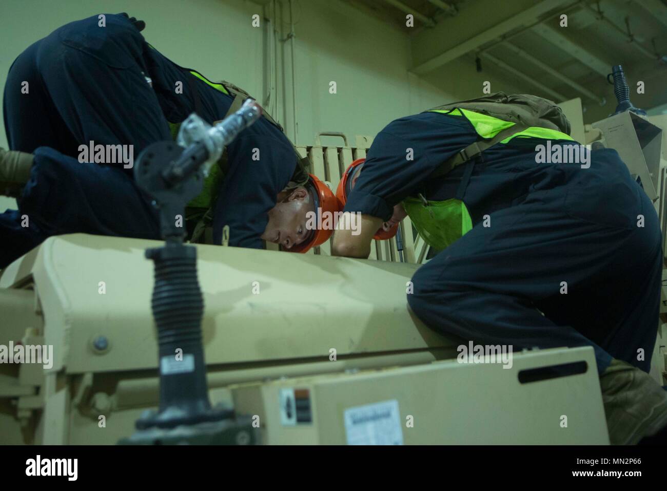 Marines préparer un véhicule pour être déchargées au cours d'un exercice de la force maritime place préalable à bord du navire de la Marine américaine à Dahl Blount Island, en Floride, le 21 août, 2017. Les Marines du II Marine Expeditionary Force unités sont en MPFEX participants 17, qui fait partie d'un prochain exercice amphibie. (U.S. Marine Corps photo par Lance Cpl. Abrey D. Liggins) Banque D'Images