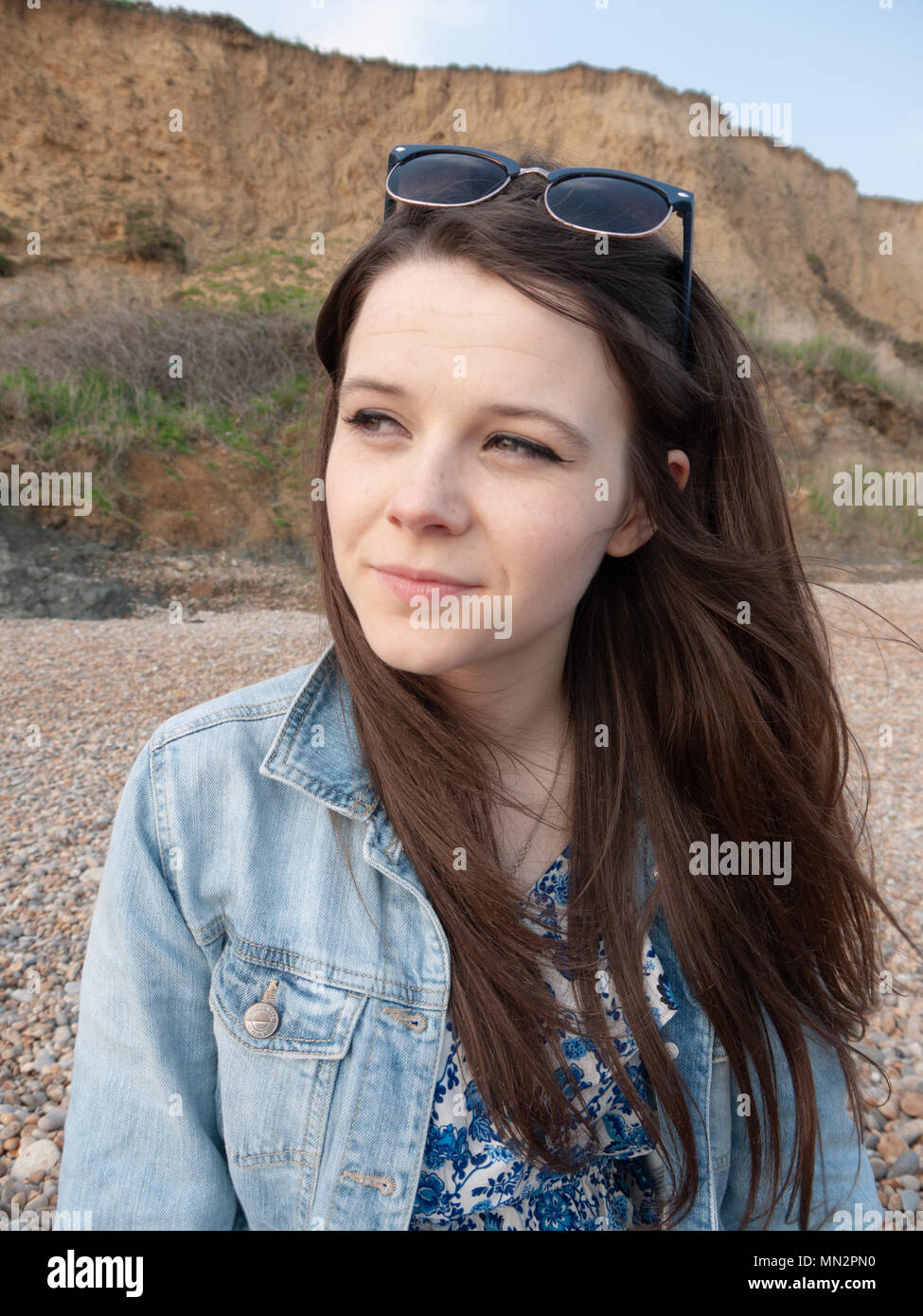 Jeune Femme Portant Robe Bleue Et Veste En Jean Sur Une