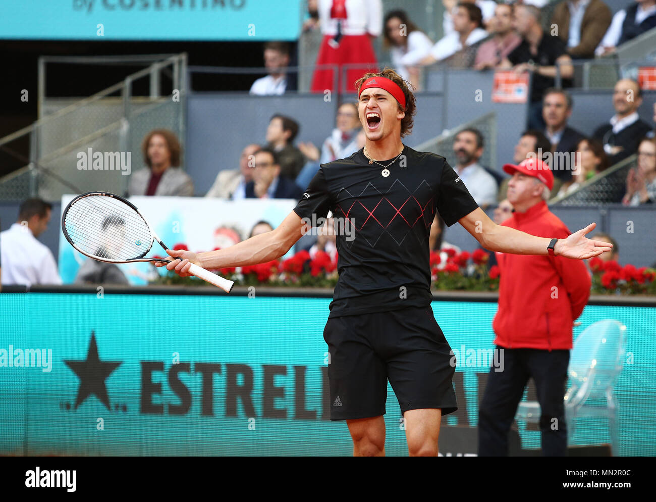 Alexander Zverev d'Allemagne célèbre après avoir remporté la finale contre Dominic Thiem de l'Autriche pendant neuf jours de la Mutua Madrid Open Tennis Tournament à la Caja Magica. (Score FInal de battre Dominic Thiem Alexander Zverev 2 jeux à 0) Banque D'Images