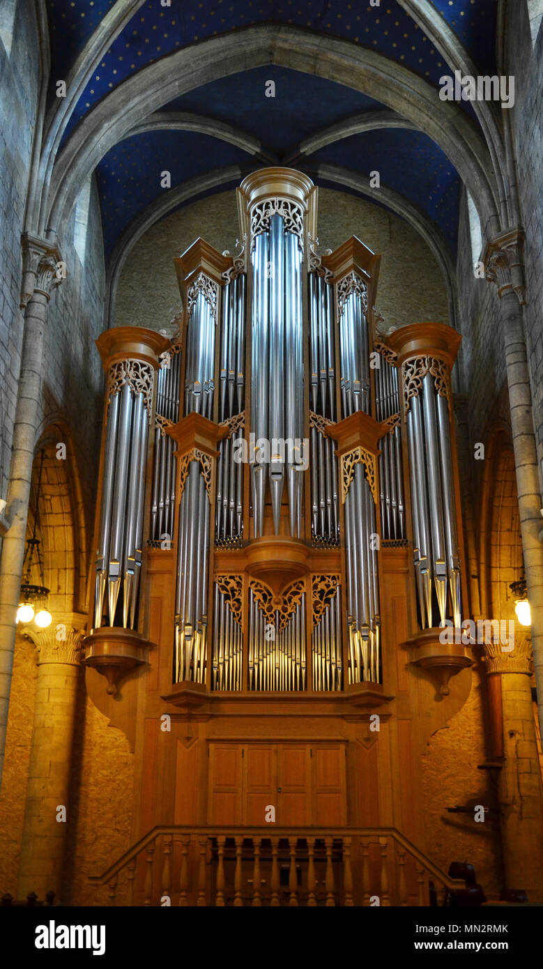 Orgue Saint-Martin à l'intérieur de l'église Collégiale de Neuchâtel en Suisse Banque D'Images
