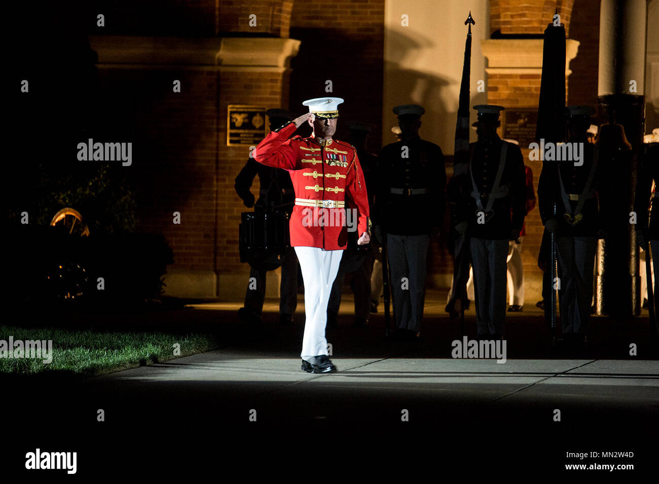 Major Christopher Hall, commandant, le commandant lui-même" U.S. Marine Drum & Bugle Corps, salue le drapeau national lors d'un défilé vendredi soir chez Marine Barracks Washington D.C., le 18 août 2017. L'invité d'honneur pour la parade était le surintendant de l'académie navale des États-Unis, Vice-Adm. Walter E. Carter, Jr., et l'accueil a été le Commandant adjoint, le développement des méthodes de combat et de l'intégration, général commandant la Marine Corps Combat Development Command, le général Robert S. WALSH. (Marine Corps photo par Lance Cpl. Damon McLean/libérés) Banque D'Images