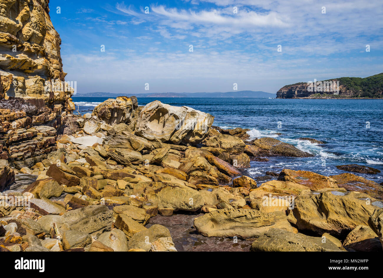 Des rochers de grès au pied des falaises à Bouddi Point, baie de Maitland, Bouddi National Park, Central Coast, New South Wales, Australie Banque D'Images