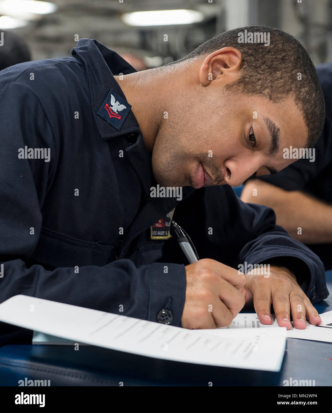 170822-N-JW542-060 OCÉAN ATLANTIQUE (16 août 2000 22, 2017) Spécialiste en logistique 2e classe Felix Rivera signe une norme de qualification du personnel enrôlé Surface Warfare livre Spécialiste lors d'un rodéo au mentorat de l'avant pont de mess à bord de l'USS Harry S. Truman (CVN 75). Truman est actuellement en cours d'envol des certifications en préparation pour de futures opérations. (U.S. Photo par marine Spécialiste de la communication de masse Seaman Junito Rodriguez/libérés) Banque D'Images