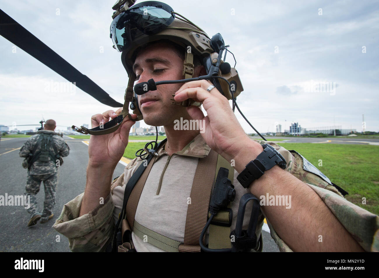 U.S. Air Force Tech. Le Sgt. Kane Lawlor, contrôle aérien tactique (ECAT), avec le New Jersey Air National Guard's 227e Escadron d'opérations d'appui aérien, se prépare à une patrouille spéciale du système d'exfiltration d'Infiltration (espions) démonstration à l'Atlantic City 2017 Airshow au-dessus de l'Atlantic City, N.J., Boardwalk le 23 août 2017. Deux groupes d'aviateurs flotteront suspendus par un système d'espions par UH-60 Black Hawk avec le 1-150ème bataillon d'hélicoptères d'assaut, New Jersey Army National Guard. SPIES est utilisé pour l'extraction du personnel des opérations spéciales lorsqu'un avion ne peut pas atterrir. Le 1-150e est locat Banque D'Images