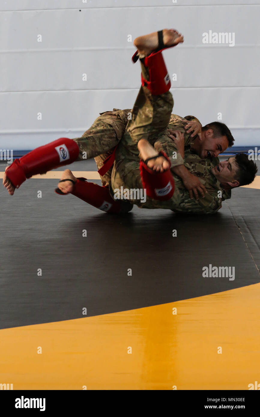 Le sergent de l'armée américaine. Antonio Hernandez, 173ème Infantry Brigade Combat Team, haut, et le Sgt. Nicholas Jackson, 2e régiment de cavalerie, s'affrontent au cours d'armée moderne combatives au cours de l'armée américaine Europe 2017 Meilleur guerrier à la concurrence européenne le 7e Centre de formation de l'armée, Grafenwoehr, Allemagne Aug 25. Le concours passe par Aug 25 et comprend une variété de santé physique, mentale et défis tactiques conçus pour tester tous les aspects d'être un soldat. (U.S. Photo de l'armée par la CPS. Danielle Carver) Banque D'Images