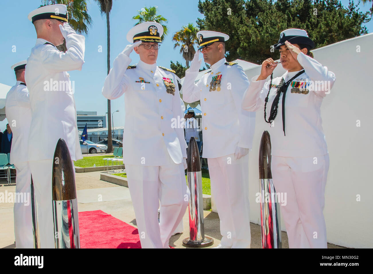 08172017-J-V923-026 SAN DIEGO (7 août 2017) Le Capitaine Adam, commandant Armstrong, Naval Medical Research Centre (NMRC), est joué à terre au cours d'une cérémonie de passation de commandement pour le Centre de recherche sur la santé de la Marine, le 17 août. Armstrong a surveillance de la médecine de la Marine à la recherche et au développement de l'entreprise, y compris de l'homme (U.S. Navy photo Christopher Huot/libérés) Banque D'Images