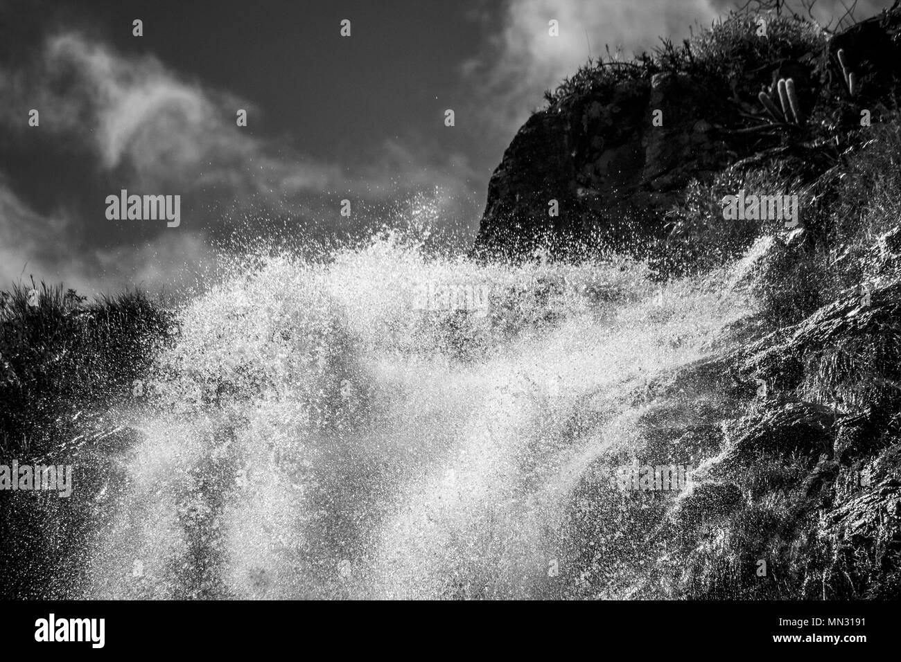 Chute d'eau gelée dans le temps au milieu de nulle part Banque D'Images
