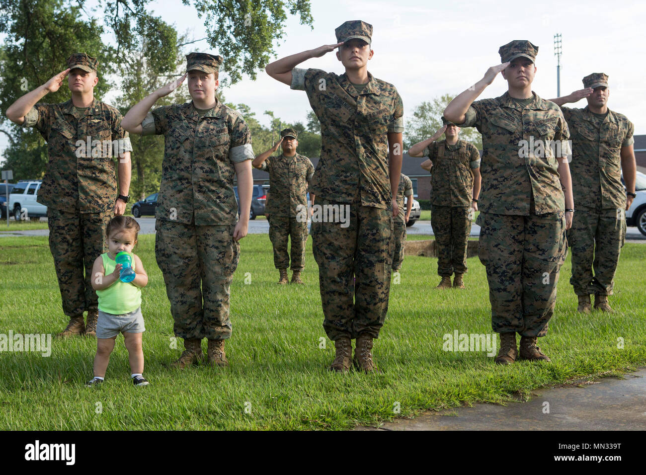 Quartier général Battalion 2nd Marine Division est une unité du corps des Marines des États-Unis qui fournit un soutien administratif et opérationnel, organisant une cérémonie de couleurs lors du Junior Jarhead Day au Camp Lejeune, Caroline du Nord, le 25 août 2017. L'image d'archive documente les salutations des Marines lors de la cérémonie officielle du drapeau. Banque D'Images