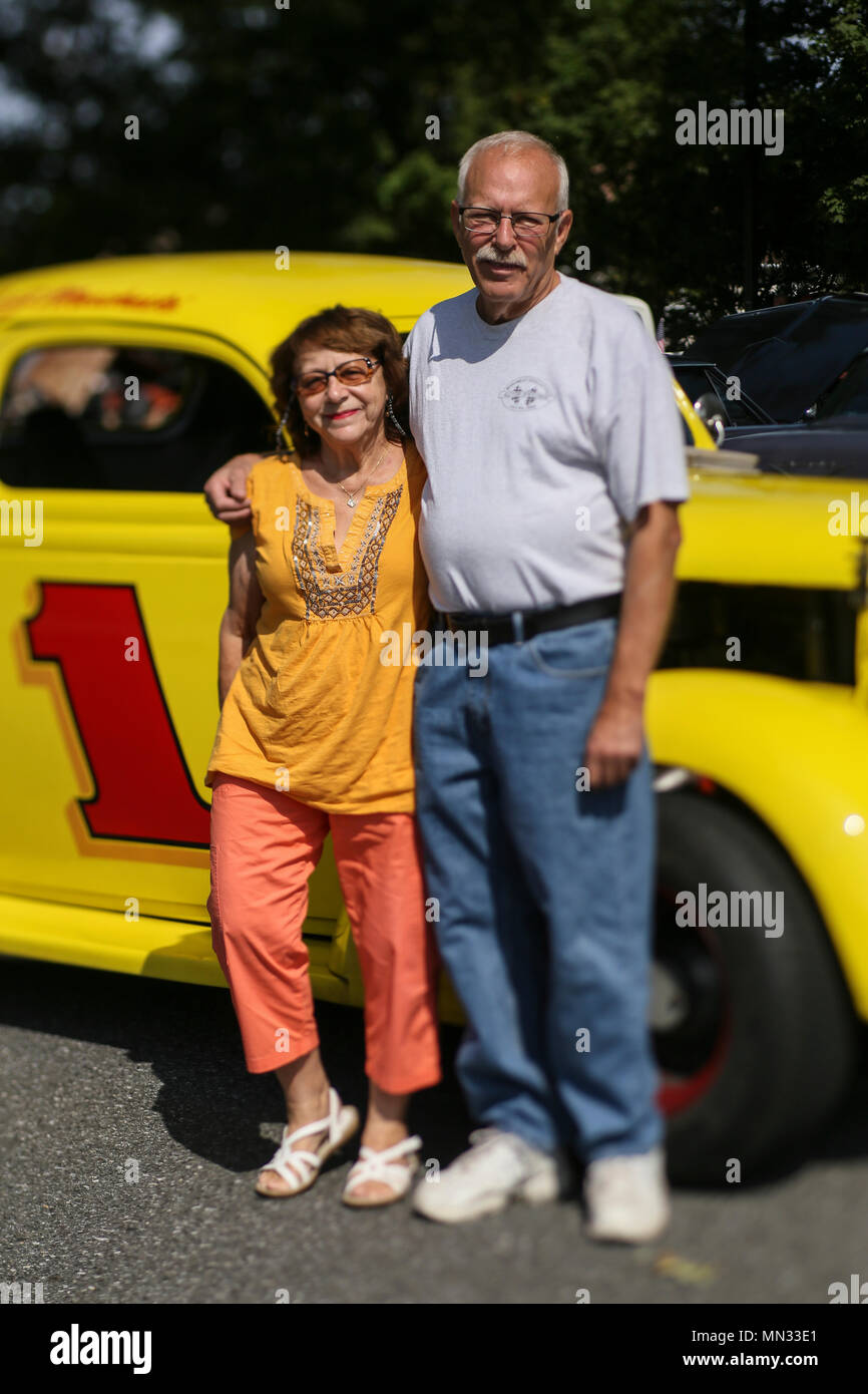 L'Armée américaine vétéran du Vietnam Howard Stern, droit, et sa petite amie se tenir pour un portrait en face de son 1937 Dodge à la New Jersey Veterans Memorial Home à Vineland, N.J., le 27 août, 2017. Ils font partie de la 10e édition du salut à nos anciens combattants, une balade à moto et dédié à la croisière des anciens combattants qui vivent à la maison. Plus de 500 véhicules et 200 motos ont participé à l'événement. (U.S. Air National Guard photo par le Sgt. Matt Hecht/libérés) Banque D'Images