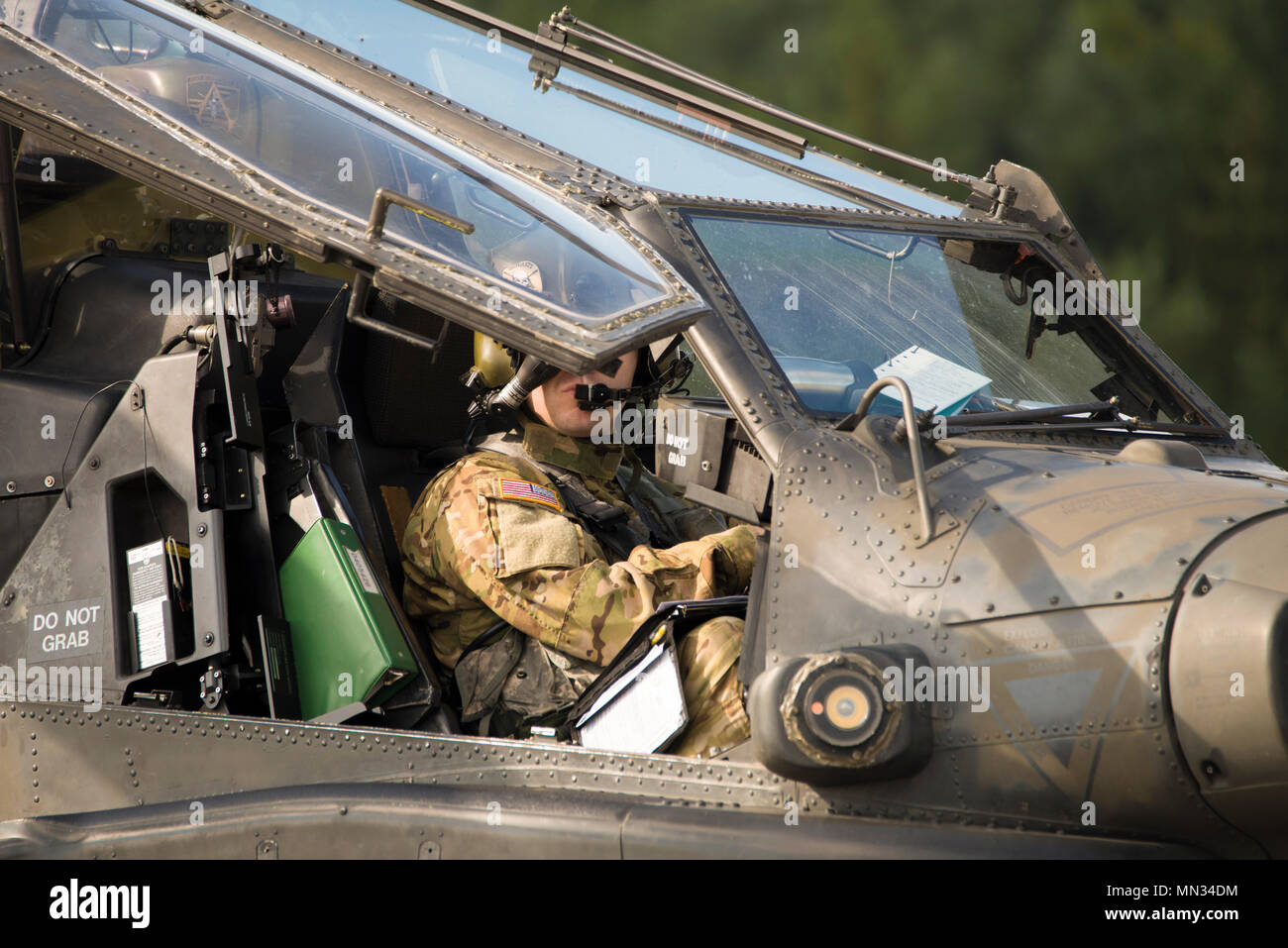 Un soldat américain affecté à une conduite éco 1-3 AVN domaine de l'entraînement à la formation locale Oberdachstetten, Allemagne, 16 août 2017. (U.S. Photo de l'armée de l'information visuelle) Moumoulidis Spécialiste Georgios Banque D'Images