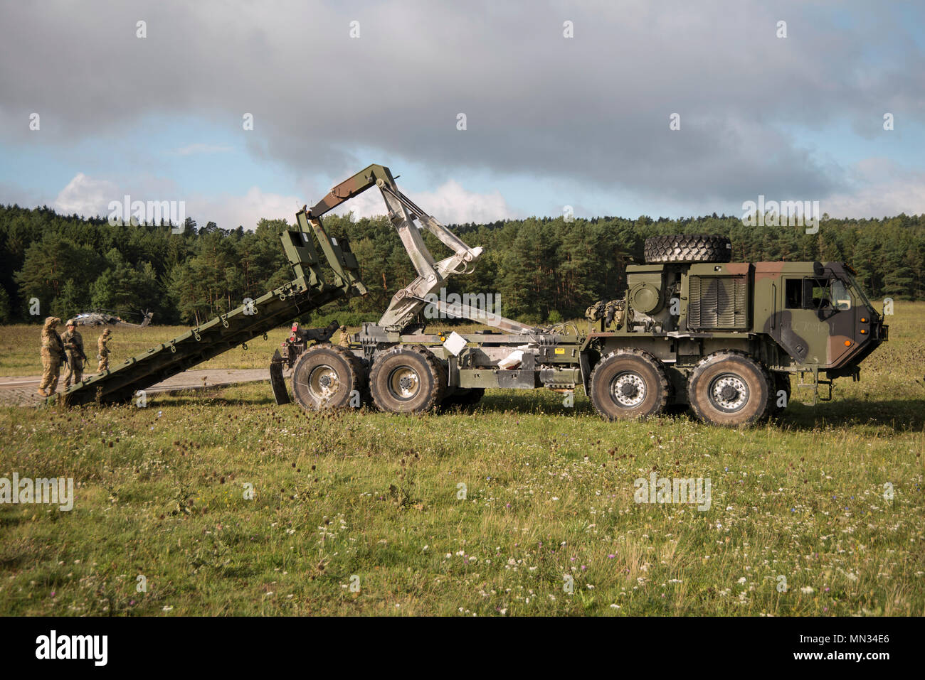 Des soldats américains affectés à une conduite éco 1-3 AVN domaine de l'entraînement à la formation locale Oberdachstetten, Allemagne, 16 août 2017. (U.S. Photo de l'armée de l'information visuelle) Moumoulidis Spécialiste Georgios Banque D'Images