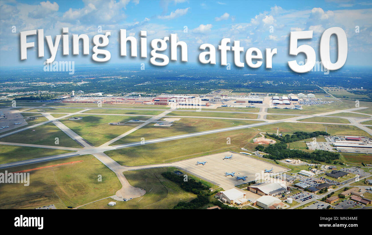 En mars 2012 le 49-year-old Mara Chambers s'est joint à l'Agence de gestion des contrats de défense Les opérations de maintenance intégrée de l'avion Oklahoma City d'un GS-5 Technicien en approvisionnement. Elle n'avait aucune idée qu'elle serait bientôt entreprendre un important décalage de carrière et de commencer à changer les perspectives professionnelles pour toujours. Une mission du Haut-Commissariat comprend les responsabilités de l'administration des contrats et de fournir des services de soutien logistique des services sur plusieurs plates-formes gérées par Tinker Air Force Base, Texas (photo). Banque D'Images
