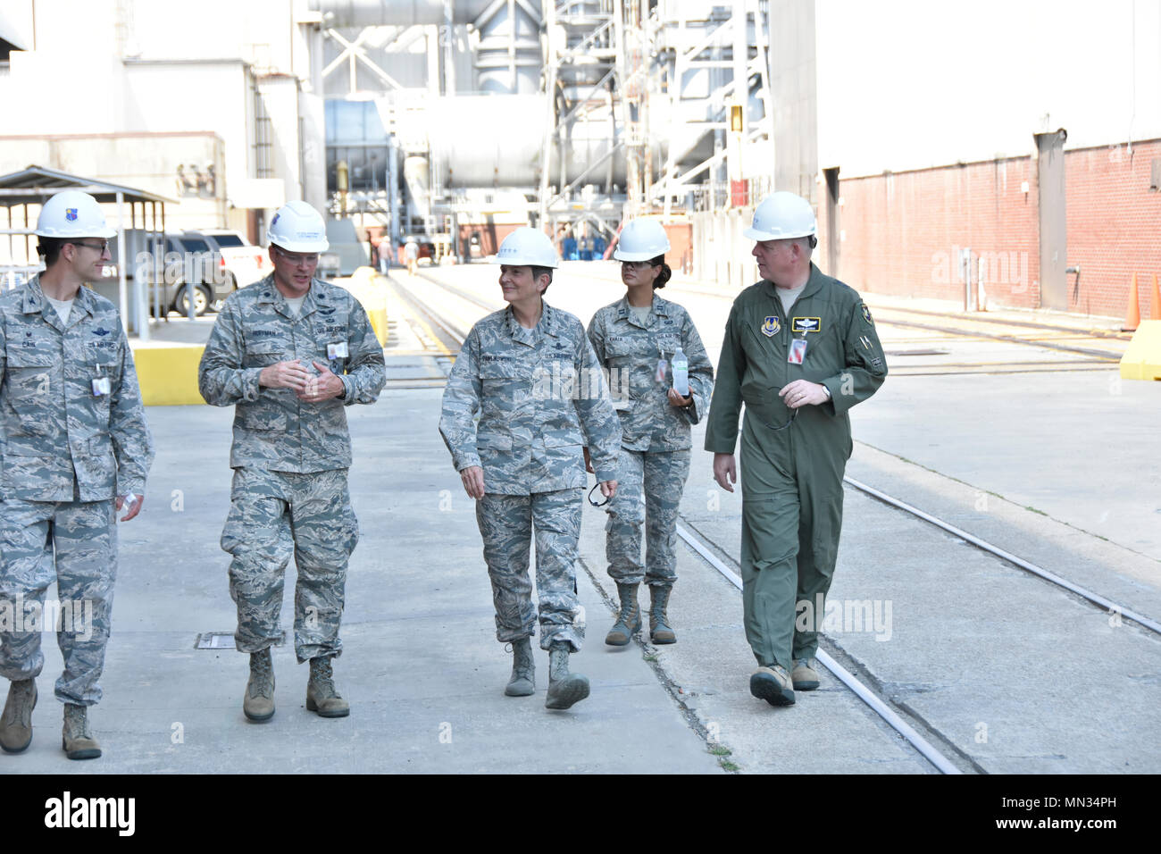 ARNOLD AIR FORCE BASE, au Tennessee - Gen. Ellen M. Pawlikowski, commandant du Commandement du matériel de l'Armée de l'air (centre) ; le Major-général David Harris, commandant de l'Armée de l'Air Test Center (à droite) ; et le Colonel Scott Cain, Arnold Engineering Development commandant complexes (à gauche), et recevoir un briefing et visite des installations de la propulsion éolienne tunnels par Lieutenant-colonel David Hoffman (deuxième à gauche), systèmes de vol Test combiné vigueur directeur, 22 août, 2017. (U.S. Air Force photo/Rick Goodfriend) (Cette image a été manipulé par obscurcir des insignes pour des raisons de sécurité.) Banque D'Images