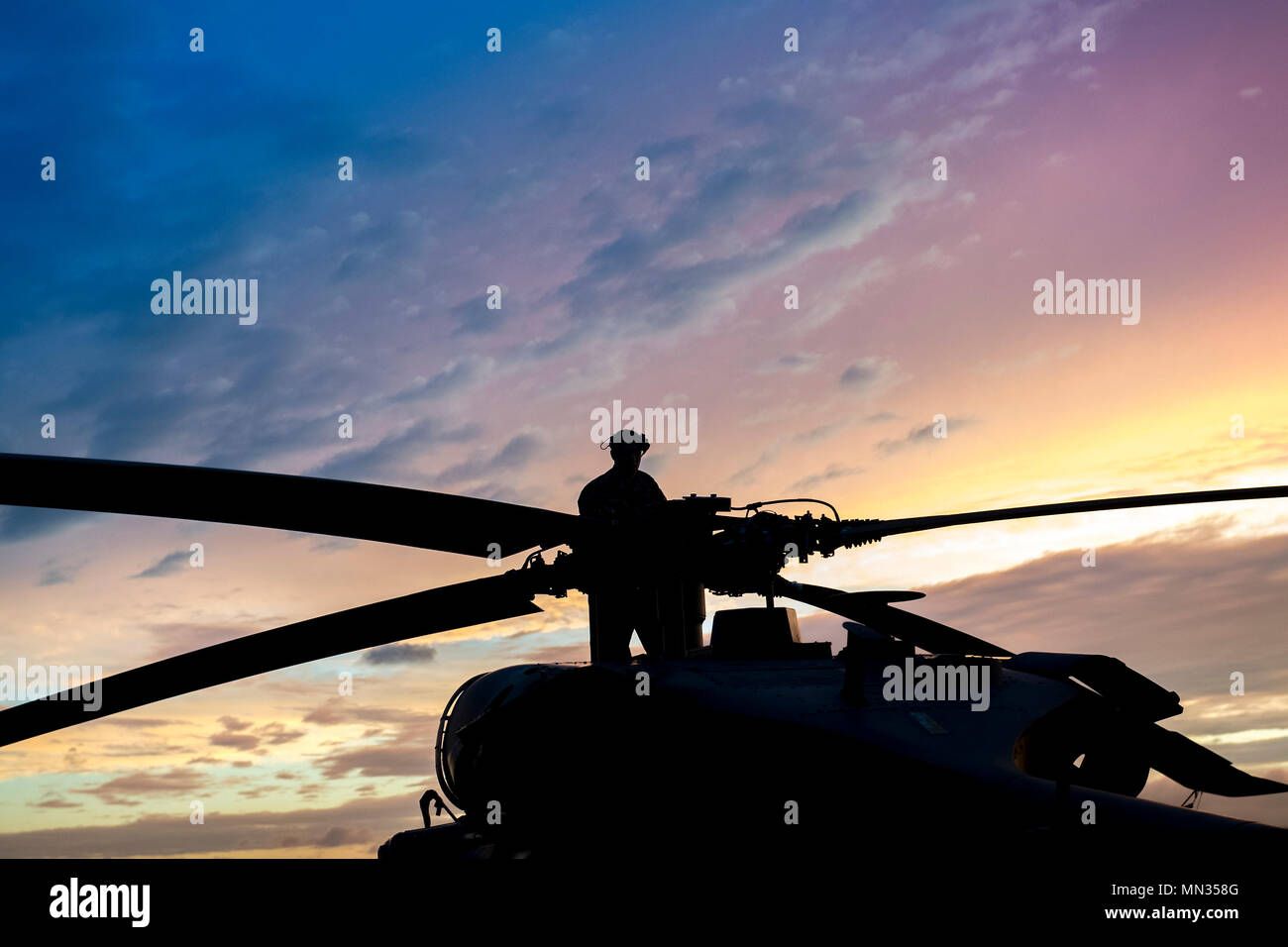 Le s.. Sean O'Neill, 41e Unité de maintenance d'hélicoptères de mainteneur, vérifie les pales de rotor d'un HH-60G Pave Hawk, le 28 août 2017, à l'aéroport Easterwood de College Station, Texas. Le 347e groupe de sauvetage de Moody Air Force Base, Ga. envoyé des avions et des membres du personnel à l'appui de forces aériennes du Nord canadien dans le cadre d'un Commandement du Nord de l'appui des efforts d'intervention en cas de catastrophe de la FEMA. (U.S. Air Force photo de Tech. Le Sgt. Zachary Wolf) Banque D'Images