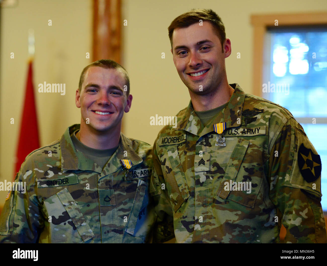 Gagnants du concours meilleur guerrier de l'Oregon en 2017, le Sgt. Dane Moorehead (à droite), sous-officier de l'année, et la FPC. Blake Snyder, soldat de l'année, posent pour une photo lors d'une cérémonie de remise de prix à la suite de la compétition au Camp Rilea près de Warrenton, Oregon, le 26 août 2017. L'épuisant la concurrence de trois jours à l'essai de l'Oregon 15 soldats de la Garde nationale d'armée sur exigeant sur les plans physique et mental tâches guerrier avec peu de repos entre chaque événement. (Photo par le Sgt. Avril 1ère classe Davis, Quartier général des Affaires publiques) Banque D'Images