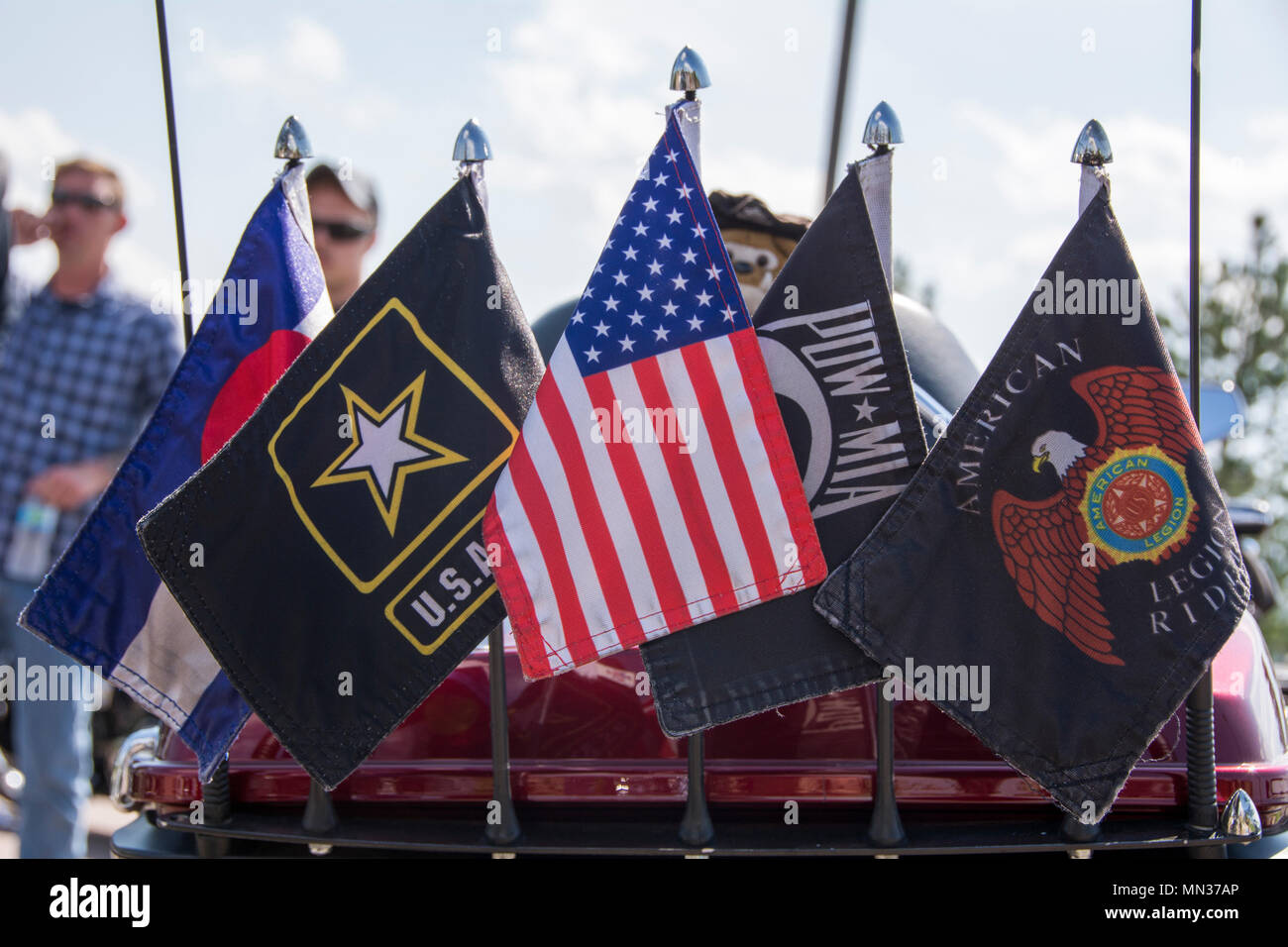 Un vétéran affiche fièrement plusieurs drapeaux à l'arrière de sa moto au cours de la côte côte x 'Ride for the Fallen" à la 10e Groupe des forces spéciales (Airborne) à Fort Carson, Colorado Le 28 août, 2017. Fort Carson est un des nombreux arrêts sur le trajet qui va de Los Angeles à Arlington National Cemetery à Arlington, en Virginie (É.-U. Photo de l'armée par le Sgt. Justin Smith) Banque D'Images