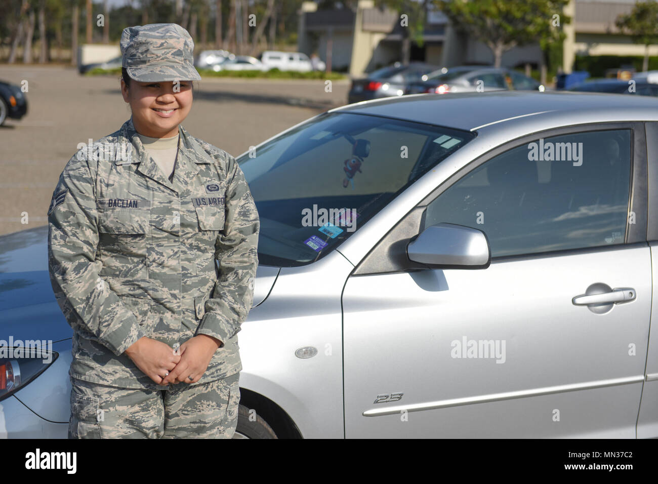 Lanimarie Baclian Senior Airman, aviateurs contre l'alcool au volant, des bénévoles pose devant sa voiture, 30 août 2017, la base aérienne de Vandenberg, en Californie. Baclian a travaillé 27 quarts de travail, d'un montant total de 162 heures. Au cours de cette période, elle a ramassé les membres de l'équipe V toute la côte centrale et parfois sur la base, au cours des cérémonies officielles. (U.S. Photo de l'Armée de l'air par la Haute Airman Robert J. Volio/libérés) Banque D'Images