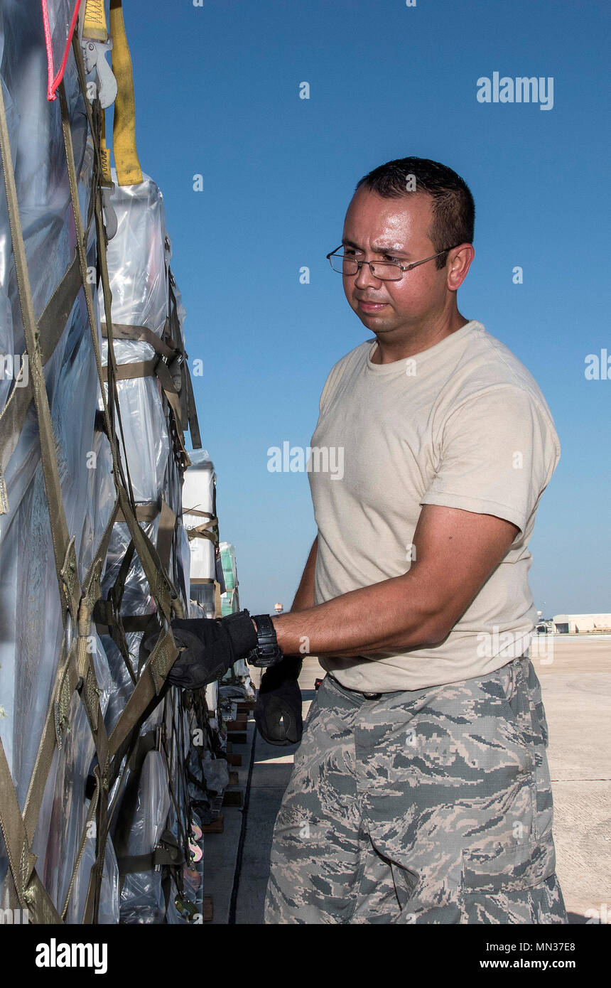 Le s.. Eric Reyes, de l'air Activités médicales, l'Agence assure des palettes chargées avec des fournitures médicales et du matériel sont sûres Août 30, 2017 at Joint Base San Antonio-Lackland, Texas. Environ 70 aviateurs de l'éducation et de la formation de l'Air Command a quitté JBSA-Lackland Kelly Domaine Annexe 30 août 2017, à l'appui de l'ouragan Harvey les efforts de secours. L'équipe composée d'aviateurs de JBSA, Texas), base aérienne de Keesler, mademoiselle ; et Vance Air Force Base, en Oklahoma, sont en route pour apporter un soutien médical à Houston. Un Critical Care Air Transport Équipe a également accompagné le groupe pour les zones touchées par le Hurr Banque D'Images