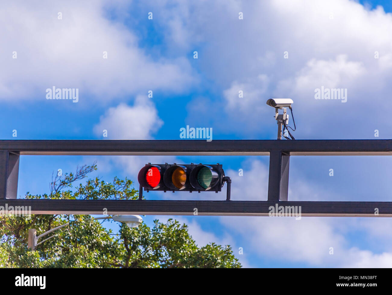 Une caméra de circulation sur un feu de circulation rouge montrant Banque D'Images
