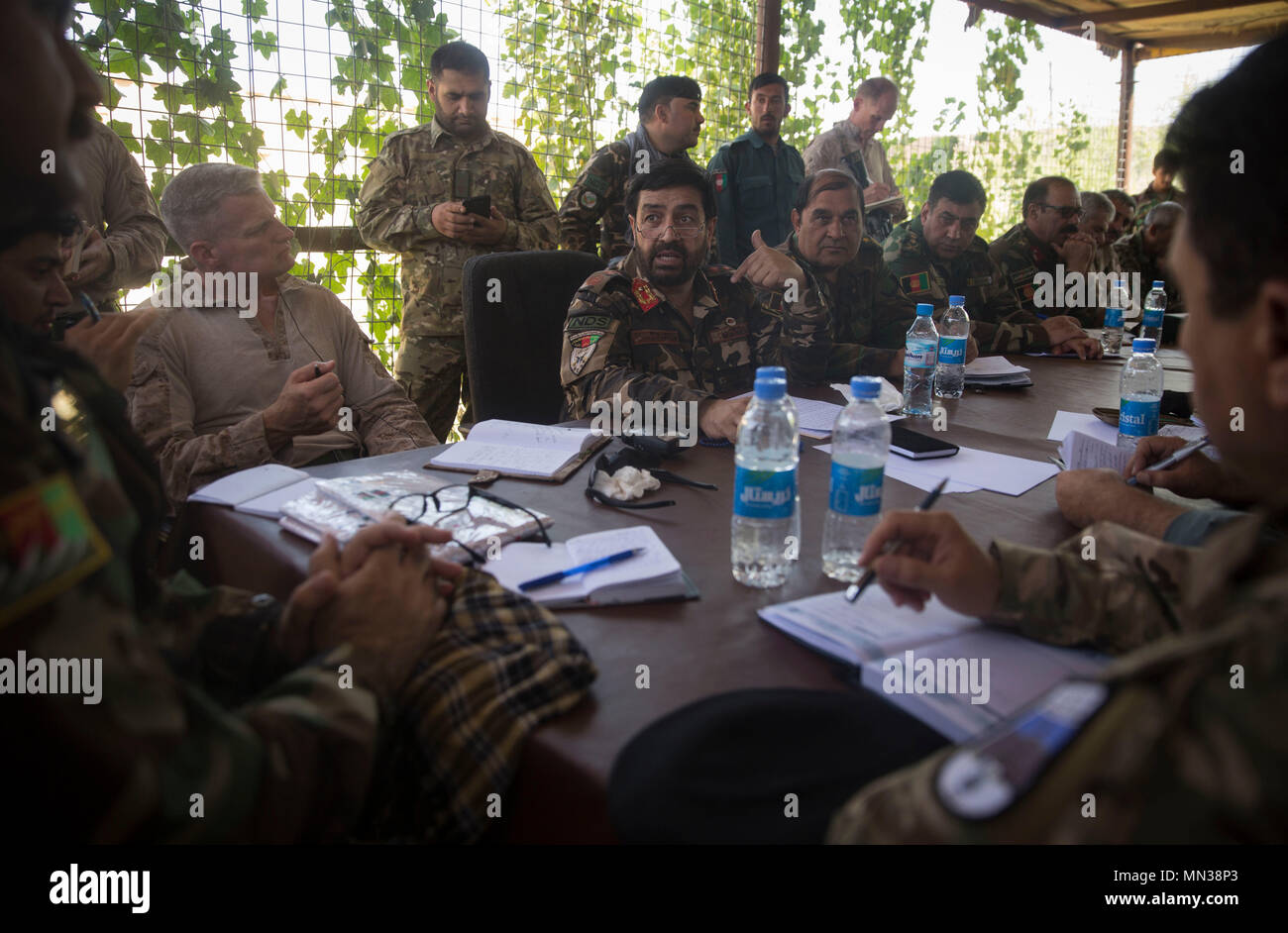 La Défense nationale afghane et des forces de sécurité les principaux chefs de discuter d'une voie à suivre au cours d'un engagement du chef du district de Nawa près dans la province de Helmand, Afghanistan, le 31 août 2017. Les principaux dirigeants européens se sont réunis pour discuter et consolider les mesures qui doivent être prises au cours de l'opération Cinq Maiwand et au-delà de renforcer la zone de sécurité entourant Lashkar Gah. (U.S. Marine Corps photo par le Sgt. Justin T. Updegraff) Banque D'Images