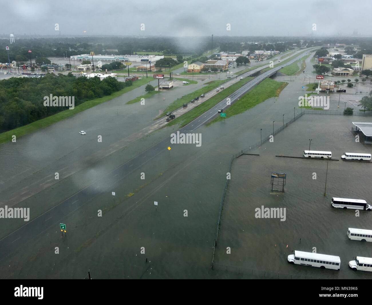 Le déploiement d'un hélicoptère de la Garde côtière de l'équipage de la base d'opération avancée Mugu, Oxnard, Californie, des enquêtes d'endommager à Port Arthur, au Texas, en réponse à l'ouragan Harvey 30 Août, 2017. L'équipage de Mugu FOB de sauver plus de 29 vies et a aidé près de 70 qui ont été touchés par les inondations eaux. Photo de la Garde côtière des États-Unis. Banque D'Images