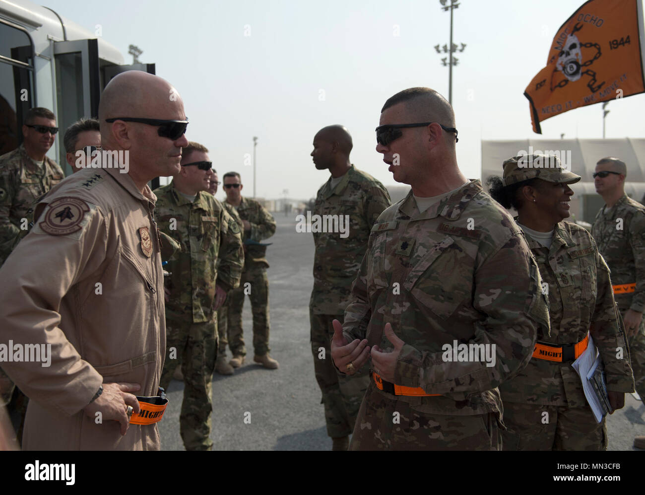 Le Lieutenant-colonel de l'US Air Force Jason B. Wolff, commandant du 8e Escadron expéditionnaire de la mobilité de l'air, à droite, se félicite le Général Carlton D. Everhart II, commandant de l'Air Mobility Command, à Al Udeid Air Base, Qatar, 16 août 2017. Everhart était accompagné par le sergent-chef en chef Shelina Frey, chef de l'AMC, commande et fait plusieurs arrêts dans tout le 8ème SEGO sections, en donnant l'occasion aux aviateurs de parler de leurs fonctions et de poser des questions. (U.S. Air Force photo de Tech. Le Sgt. Amy M. Lovgren) Banque D'Images