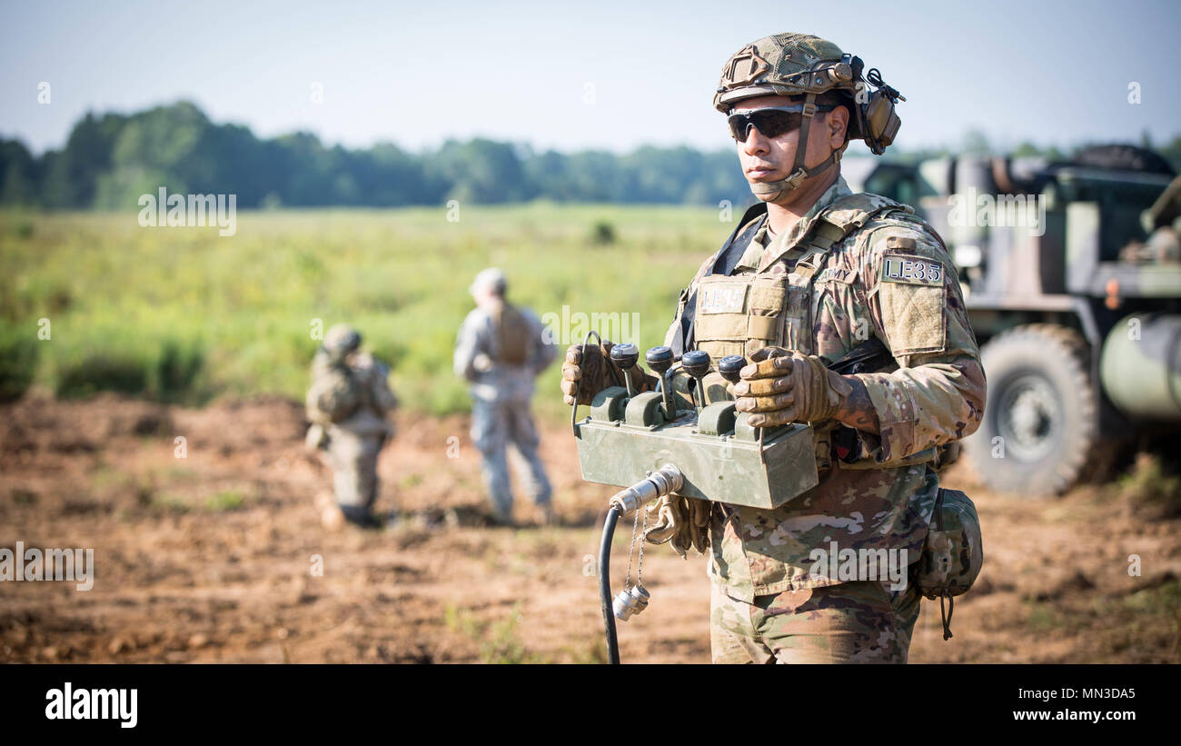 Le sergent de l'armée américaine. Xavier Ortiz, affecté au 2e Bataillon de Rangers, 75e régiment de Rangers, récupère et plus tourné à la reprise du véhicule d'entretien au cours de l'événement Site explosées creuset à Fort Pickett, en Virginie, le 22 août, 2017. L'US Army Ordnance creuset est un concours en trois parties, composé du point d'attente de transfert de munitions de combat, l'équipe de réparation, et des explosifs et munitions, qui est conçu pour tester le travail d'équipe des soldats et des habiletés de pensée critique. (U.S. Photo de l'armée par la CPS. Abigayle marques) Banque D'Images